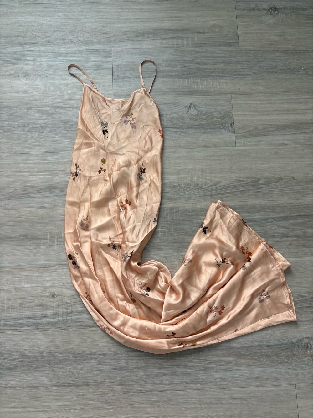 RESA Floral Satin-Style Maxi Dress in Peach Size Small